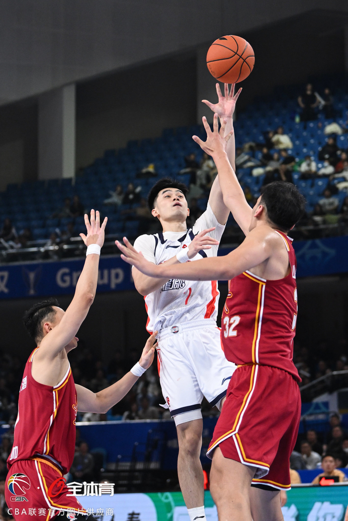 关于赛后突围战来临，广州队围绕CBA常规赛队长鼓劲，媒体盛赞，更衣室氛围转暖的信息-开云kaiyun娱乐网站